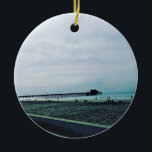 Adorno De Cerámica Newport Pier, Newport Beach, California<br><div class="desc">Una vista panorámica del muelle de Newport en Newport Beach,  California. El muelle,  construido en 1889,  es un punto de referencia de Newport Beach. ¡Es un lugar muy popular para los pescadores y surfistas locales! Esta foto fue tomada en enero de 2016.</div>