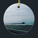 Adorno De Cerámica Newport Pier, Newport Beach, California<br><div class="desc">Una vista panorámica del muelle de Newport en Newport Beach,  California. El muelle,  construido en 1889,  es un punto de referencia de Newport Beach. ¡Es un lugar muy popular para los pescadores y surfistas locales! Esta foto fue tomada en enero de 2016.</div>