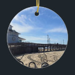 Adorno De Cerámica Newport Pier, Newport Beach, California<br><div class="desc">Newport Pier en Newport Beach,  California. El muelle,  construido en 1889,  es un punto de referencia de Newport Beach. Es un lugar muy popular para los pescadores locales y tiene unas vistas magníficas en todas las direcciones. Foto tomada en noviembre de 2022.</div>