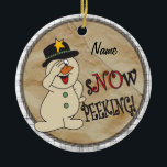 Adorno De Cerámica Nieve Peeking Snowman<br><div class="desc">Adorno de cerámica. Cute S"NO" Buscando A Snowman. Gran Idea para dar como regalo, usar como parte de tu envoltura de regalo, Cuelga en tu árbol de Navidad, Personalizar, etc... ⭐ Este Producto es 100% Personalizable. Los gráficos y el texto se pueden borrar, mover, cambiar de tamaño, girar, etc... El...</div>