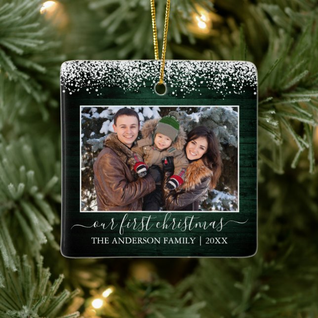 Adorno De Cerámica Nieve sobre Madera Verde Nuestra primera foto de N (Árbol)