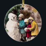 ADORNO DE CERÁMICA NIÑOS CON SNOWMAN<br><div class="desc">Divertida foto vintage con niños.</div>