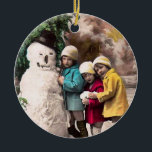ADORNO DE CERÁMICA NIÑOS CON SNOWMAN<br><div class="desc">Divertida foto vintage con niños.</div>