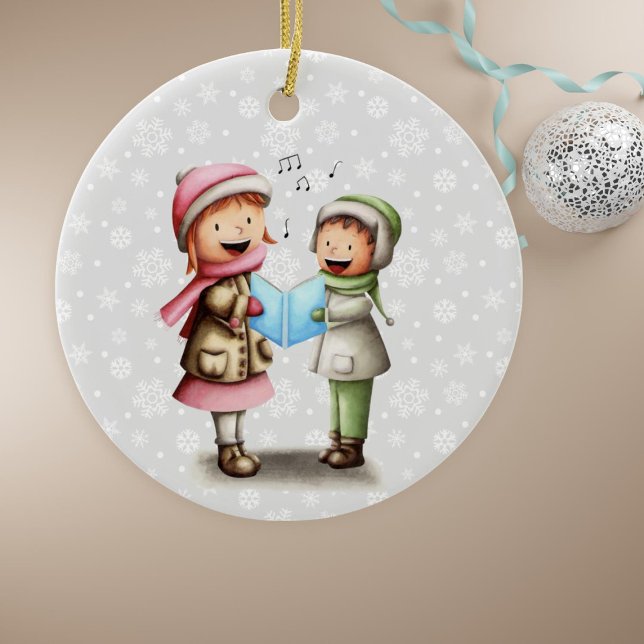 Adorno De Cerámica Niños festivos cantan Navidades villancicos (Festive Couple Singing Christmas Carols Holiday Ornament by Kinda Cute by Patricia Alvarez)