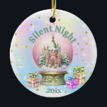 Adorno De Cerámica Noche silenciosa - Vintage Globe Sleigh y Snowman<br><div class="desc">Este hermoso adorno de porcelana presenta diseños en ambos lados. Uno tiene un intrincado globo de nieve con un castillo adentro y está rodeado de regalos. El fondo está decorado con acuarelas decoradas en tonos azules y rosas, con estrellas blancas y purpurinas dorados. Encima dice Noche de Silencio. El reverso...</div>