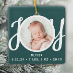 Adorno De Cerámica Nombramiento del bebé Estadísticas de nacimiento F<br><div class="desc">Este adorable ornamento de fotos de los Navidades de Nacimiento del Bebé está decorado con la palabra JOY en tipografía de escritura elegante en un fondo verde. Personalizable fácil con tu foto,  nombre y estadísticas de nacimiento del bebé.</div>
