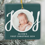 Adorno De Cerámica Nombre de Cuaton Primer Foto De Navidad Keepsake V<br><div class="desc">Este adorable ornamento de fotos de primera Navidad del bebé adornado con la palabra JOY en tipografía de escritura elegante sobre un fondo verde. Personalizable fácil con tu foto,  nombre y año.</div>