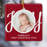 Adorno De Cerámica Nombre de Cuaton Primera Foto De Navidad Red Keeps<br><div class="desc">Este adorable ornamento de fotos de primera Navidad del bebé adornado con la palabra JOY en tipografía de escritura elegante con un fondo rojo. Personalizable fácil con tu foto,  nombre y año.</div>