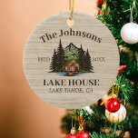 Adorno De Cerámica Nombre de familia con tema de madera de Lake House<br><div class="desc">Ideal para reuniones familiares, reuniones o retiros junto al lago, este producto está diseñado con un encantador acabado rústico de madera. Muestra una hermosa escena montañosa junto al lago con una cabaña, personalizada con el nombre de su familia, el año establecido, y cualquier detalle adicional que prefiera. Una excelente elección...</div>