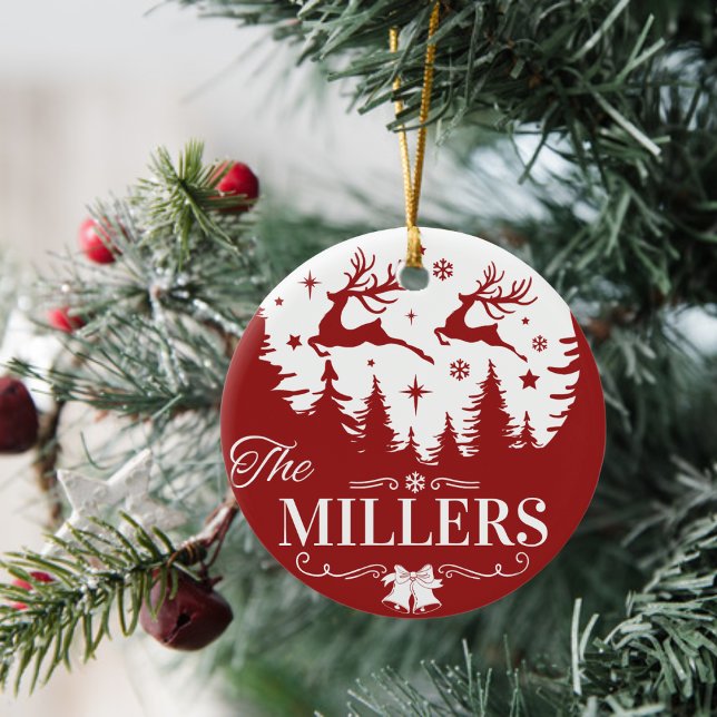 Adorno De Cerámica Nombre de familia Personalizado de Navidades rojos (Classic Red and White Christmas Custom Family Name Ceramic Ornament - Just add your family name!)