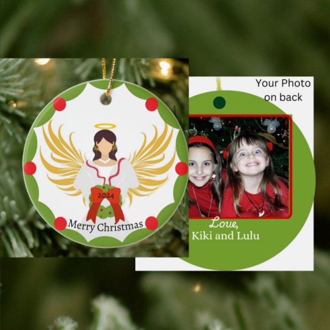 Adorno De Cerámica Nombre de la familia de la guirnalda verde roja de (Custom Photo Ornament with Angel Wreath, Name, Year in red, green, yellow and white.)