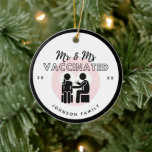 Adorno De Cerámica Nombre de la familia de la pareja romántica vacuna<br><div class="desc">Decoren su árbol de Navidad con este adorable y romántico tema de vacunación. Añade fácilmente el nombre y año de familia deseado haciendo clic en la opción "personalizar esta plantilla".</div>