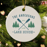 Adorno De Cerámica Nombre de la familia Lake House Rustic Oars Pine T<br><div class="desc">Bonito adorno de cerámica de temática rústica, con su nombre familiar y casa de lago, cabaña, cabaña u otro texto deseado y su fecha establecida, todo en tipografía de estilo rústico. Este diseño único y personalizado cuenta con verde azulados remos azules en barco, palmeras y pinos en un verde suave....</div>