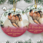 Adorno De Cerámica Nombre de la familia moderna Script Foto Feliz Nav<br><div class="desc">Elegante escritura moderna de rojo y oro con letras de "Nombre de la familia" Merry Christmas Photo Ornament. Presenta una foto familiar, caligrafía "nombre de familia" en escritura manuscrita, con texto de Feliz Navidad y superposición de fotos del año (en rojo y oro). Fácil de personalizar. Consejo de la foto:...</div>