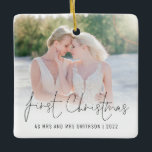 Adorno De Cerámica Nombre de la foto Año Primera Navidad Sra. Mrs.<br><div class="desc">Fotografía Overlay Nombres de año Primera Navidad como Sra. y Sra. Para celebrar su primera fiesta como pareja casada, personaliza fácilmente sus nombres y año. Con un elegante guión para la Primera Navidad. Elija su foto favorita para reemplazar la imagen de ejemplo. Se pueden hacer cambios en los colores del...</div>