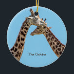 Adorno De Cerámica Nombre de retrato de pareja de jirafas románticas<br><div class="desc">Ornamento romántico con un retrato de dos jirafas, cuello a cuello, cabeza a cabeza, en una cariñosa pose de beso contra un brillante cielo azul. Puedes personalizar fácilmente con los nombres de una pareja, creando un regalo especial que tu pareja especial disfrutará para muchas vacaciones por venir. Foto tomada en...</div>