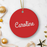 Adorno De Cerámica Nombre de tipografía de guión Minimalista corto ro<br><div class="desc">Este adorable ornamento cerámico presenta tipografía de escritura tipográfica, perfecta para personalizar con los nombres de niños o nietos. La decoración es alegre y elegante, con un toque dulce, mientras que los colores rojo y blanco aportan alegría festiva. Es un gran placer que los miembros de la familia apreciarán, haciéndolo...</div>