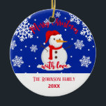 Adorno De Cerámica nombre familiar snowman<br><div class="desc">Hermoso y lindo adorno navideño. Este adorno está inspirado en Nochebuena,  ¿te gustan los copos de nieve,  los hombres de nieve y los colores azules? Si es así,  ¡este adorno puede ser para ti! Haga clic en personalizar para comenzar a personalizar.</div>