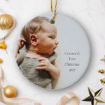 Adorno De Cerámica Nombre personalizado año primera foto de Navidad p<br><div class="desc">Celebra la primera Navidad de tu bebé con este elegante adorno cerámico personalizado. Con un diseño simple y limpio, ambos lados del adorno muestran el nombre del bebé, el año, y una preciada foto con un texto superpuesto de buen gusto. Este adorno de doble cara hace de este regalo un...</div>