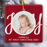 Adorno De Cerámica Nombre personalizado de mi primera foto de Navidad<br><div class="desc">Este adorable ornamento de fotos de primera Navidad del bebé adornado con la palabra JOY en tipografía de escritura elegante con un fondo rojo. Personalizable fácil con tu foto,  nombre y año.</div>