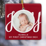 Adorno De Cerámica Nombre personalizado de mi primera foto de Navidad<br><div class="desc">Este adorable ornamento de fotos de primera Navidad del bebé adornado con la palabra JOY en tipografía de escritura elegante con un fondo rojo. Personalizable fácil con tu foto,  nombre y año.</div>