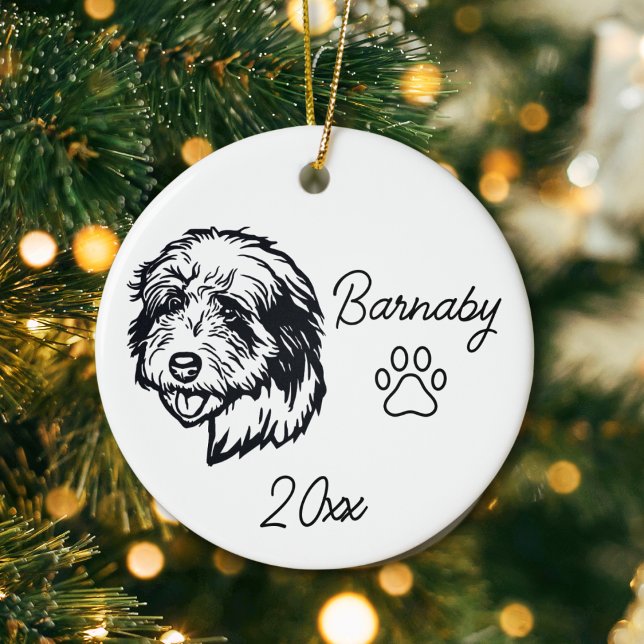 Adorno De Cerámica Nombre personalizado del perro pastor inglés antig (Old English sheepdog ornament with custom name and year and paw print. Black and White Line Art)