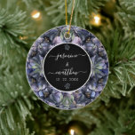 Adorno De Cerámica Nombres de Parejas Clásicas Florales Negras Malhum<br><div class="desc">Un adorno de boda audaz y sofisticado que presenta ilustraciones florales dramáticas en azul polvoriento y gris sobre un fondo negro austero. La tipografía blanca crujiente y la disposición clásica establecen un tono elegante y sombrío. Perfecto para una noche formal o una boda sofisticada.</div>