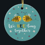 Adorno De Cerámica Nos llevamos mucho tiempo juntos con abejas y foto<br><div class="desc">Un adorable y divertido adorno de árbol de Navidad con dos abejas enamoradas rodeadas de flores pequeñas, para mostrar a tu especial cuánto lo amas. La parte de atrás está en personalizable con tu propia foto, nombres y fecha de matrimonio o compromiso. Perfecto regalo para Navidades, pero también para otras...</div>