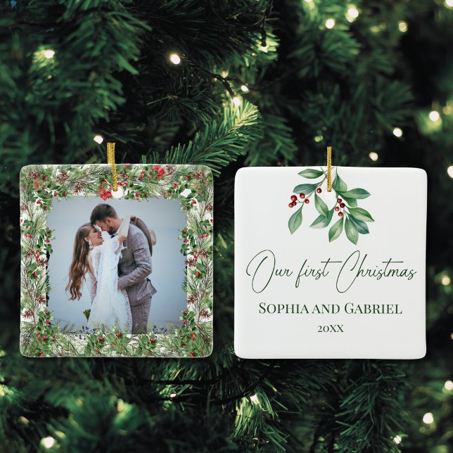 Adorno De Cerámica Nuestra primera boda elegante navideña recién casa (Modern elegant Our first Christmas ornament for newlywed couple, 1st Christmas, script typography)