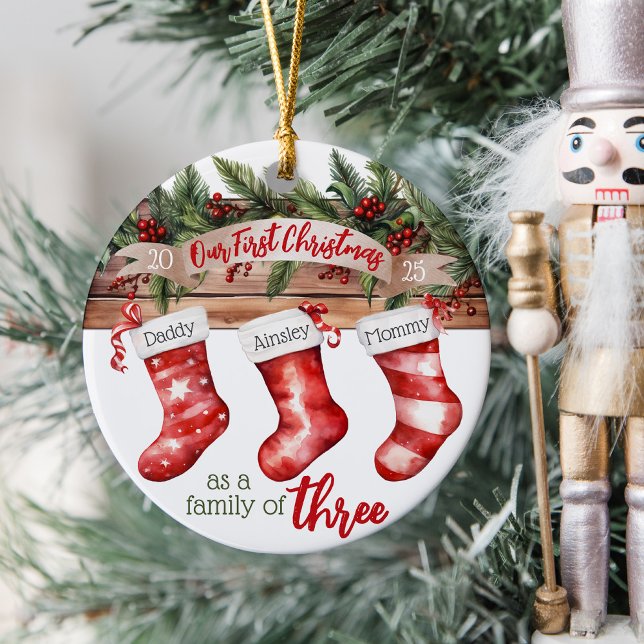 Adorno De Cerámica Nuestra primera familia navideña de 3 medias Perso (Cute personalized name stockings our first Christmas as a family of three, year, baby's 1st ornament)