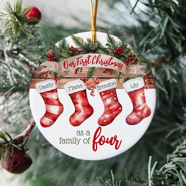 Adorno De Cerámica Nuestra primera familia navideña de 4 Personalizad (Cute personalized name stockings our first Christmas as a family of four, year, baby's 1st ornament)