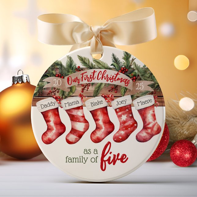 Adorno De Cerámica Nuestra primera familia navideña de 5 Personalizad (Cute personalized name stockings our first Christmas as a family of five, year, baby's 1st ornament)