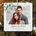 Adorno De Cerámica Nuestra primera foto de Navidad<br><div class="desc">Este primer ornamento de fotos de Navidad está decorado con mistletoe acuarela y tipografía de escritura elegante. Personalizable fácil con tu foto, nombre y año. Utilice la Herramienta de diseño para cambiar el tamaño, estilo o color del texto. Porque creamos nuestra obra de arte no encontrarás esta imagen exacta de...</div>
