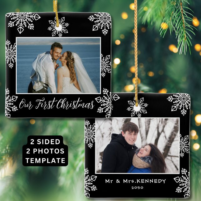 Adorno De Cerámica Nuestra primera foto de Navidad 2 Copos de nieve b (Our First Christmas 2 Photo White Snowflakes Black Ceramic Ornament
)