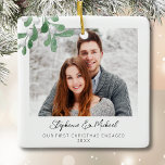 Adorno De Cerámica Nuestra primera foto de Navidad comprometida<br><div class="desc">Este primer ornamento de fotos en inglés de Navidad está decorado con mistletoe acuarela y tipografía de escritura elegante. Personalizable fácil con tu foto, nombre y año. Utilice la Herramienta de diseño para cambiar el tamaño, estilo o color del texto. Porque creamos nuestra obra de arte no encontrarás esta imagen...</div>
