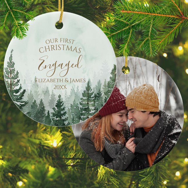 Adorno De Cerámica Nuestra primera foto de Navidad comprometidos Bosq (Our First Christmas Engaged Photo Pine Tree Forest Ceramic Ornament)