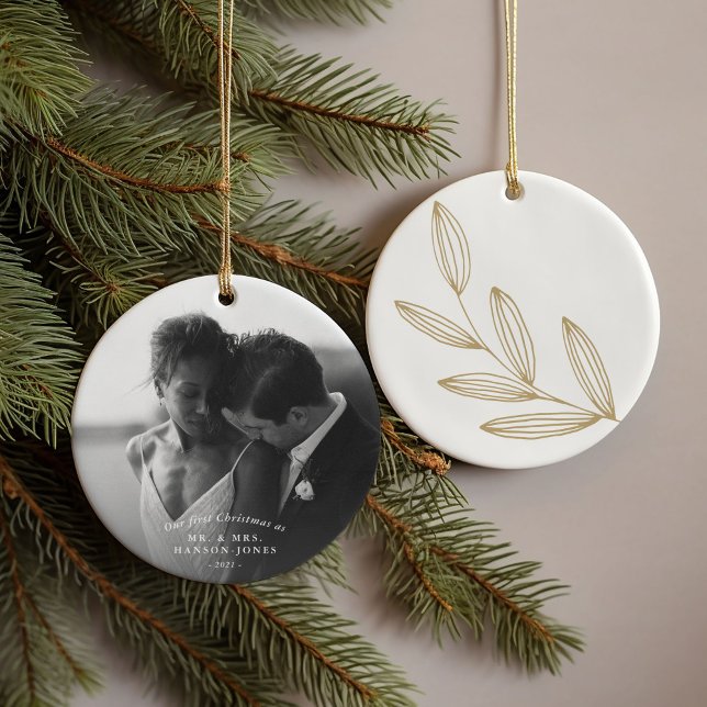 Adorno De Cerámica Nuestra primera foto en brote de Navidad (Our first Christmas couples photo ornament featuring a hand-drawn botanical sprout.)