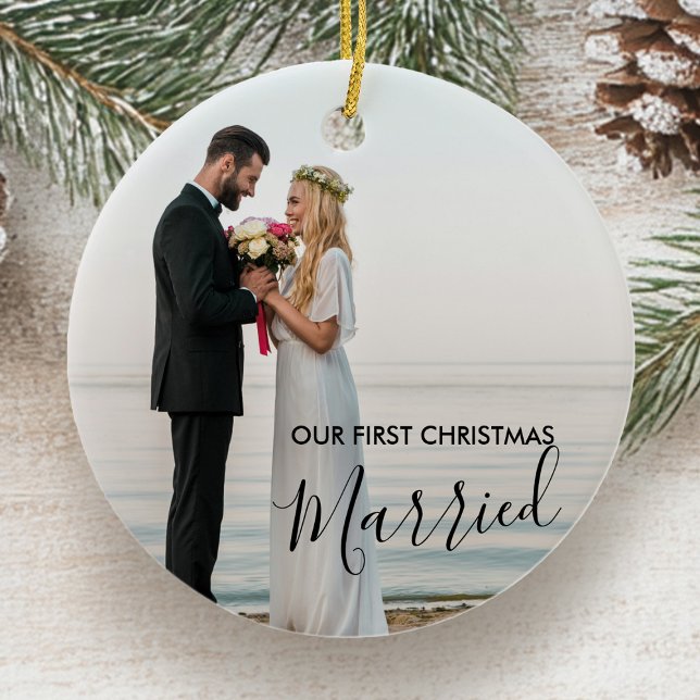 Adorno De Cerámica Nuestra primera foto personalizada casada de Navid (First Christmas Married photo ornament by Darling & May)