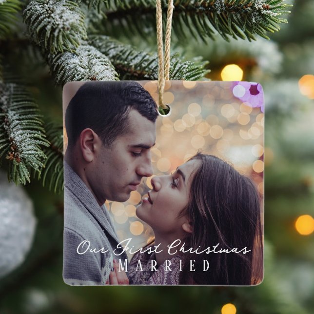 Adorno De Cerámica Nuestra primera foto personalizada casada de Navid (Our First Christmas Married Personalized Photo Ceramic Ornament)