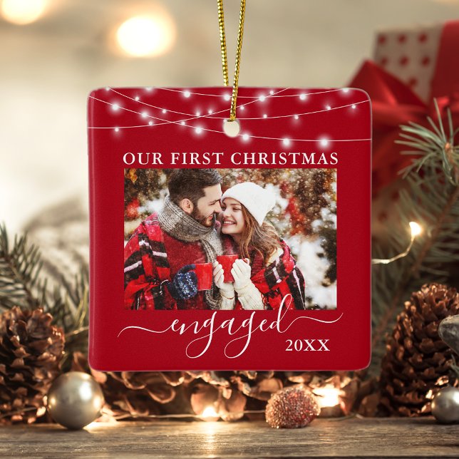 Adorno De Cerámica Nuestra primera foto roja de las luces de Navidad  (Double Sided Our First Christmas Photo Ornament.)