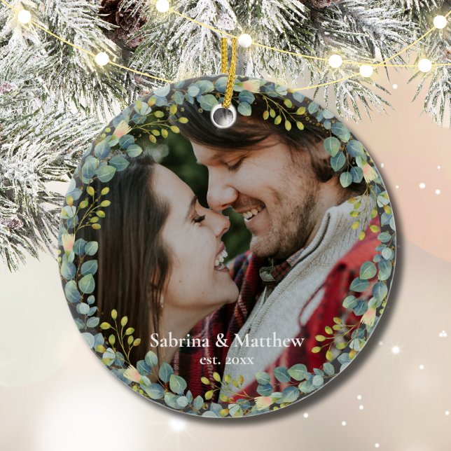 Adorno De Cerámica Nuestra primera guirnalda de fotografía de la pare (Our First Christmas Married Engaged Couple Photo Christmas Ornament Keepsake)
