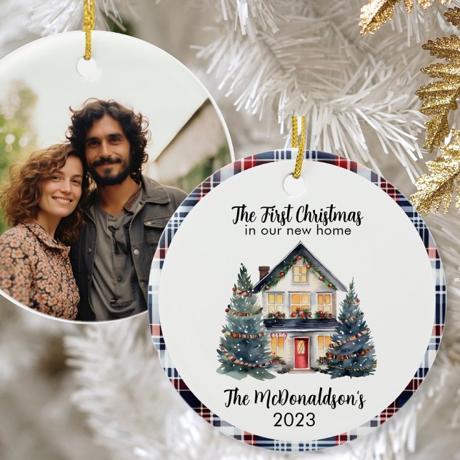 Adorno De Cerámica Nuestra primera Moda navideña nueva en casa (First Christmas in our new home watercolor house navy farmhouse chic country checked custom photo)