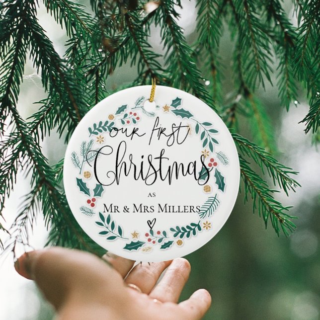 Adorno De Cerámica Nuestra Primera Navidad 2025 Recién Contratado Sr. (Our First Christmas 2025 Newlywed Mr & Mrs Wreath Ceramic Ornament)