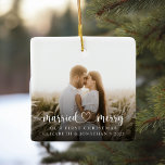 Adorno De Cerámica Nuestra primera Navidad, casada y con fotos de mor<br><div class="desc">Este adorno de navidad de fotos casadas y alegres será el perfecto regalo para celebrar tu primera navidad como pareja casada. El diseño se imprime en la parte delantera y trasera del adorno y el texto se puede personalizar con cualquier texto que elija.</div>