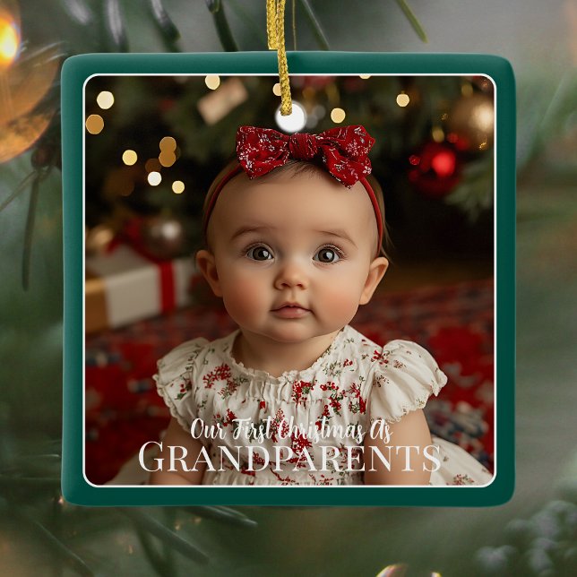 Adorno De Cerámica Nuestra primera Navidad como abuelos (First Christmas as Grandparents Grandchild Newborn Green Ceramic Ornament)