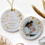 Adorno De Cerámica Nuestra primera Navidad como | Estrella de Oro fot<br><div class="desc">Nuestra primera navidad como... adorno que puedes personalizar con tu texto personalizado (como mamá, papá, abuelos, etc) y foto favorita. Feliz Navidad es escrita a mano en caligrafía de escritura. La plantilla de fotos muestra la imagen en formato redondo, enmarcada con una corona de anillos abstracta, decorada con estrellas de...</div>