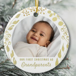 Adorno De Cerámica Nuestra primera Navidad como Foliage de Oro de Fot<br><div class="desc">Este elegante ornamento navideño de los abuelos está decorado con follaje dorado acuarela sobre un fondo blanco. El texto es personalizable. Por favor,  reemplace la foto con una de las tuyas. Hace un encantador regalo de mantenimiento para los nuevos abuelos. Acuarela original © Michele Davies.</div>