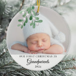 Adorno De Cerámica Nuestra primera Navidad como foto de los abuelos<br><div class="desc">Este adorable ornamento de Primera Navidad de los abuelos está decorado con mistletoe acuarela. Personalizable fácil con la foto, nombre y año de su bebé. Utilice la Herramienta de diseño para cambiar el tamaño, estilo o color del texto. Porque creamos nuestra obra de arte no encontrarás esta imagen exacta de...</div>