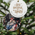 Adorno De Cerámica Nuestra primera Navidad como nombre de familia<br><div class="desc">Nuestra primera Navidad como nombre de familia Foto del año Para conmemorar su primera temporada navideña como familia, con un guión elegante y fácil personalización de sus nombres y año. En el otro lado, reemplace la foto de ejemplo con su propio favorito Los cambios a los colores del texto se...</div>