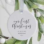 Adorno De Cerámica Nuestra primera Navidad como Sr. y Sra. elegante f<br><div class="desc">Una moda y una tipografía elegante para este regalo de adorno fotográfico. Para personalizar con tu foto boda favorita. También puede cambiar fácilmente el color del tipo de letra a su gusto.</div>